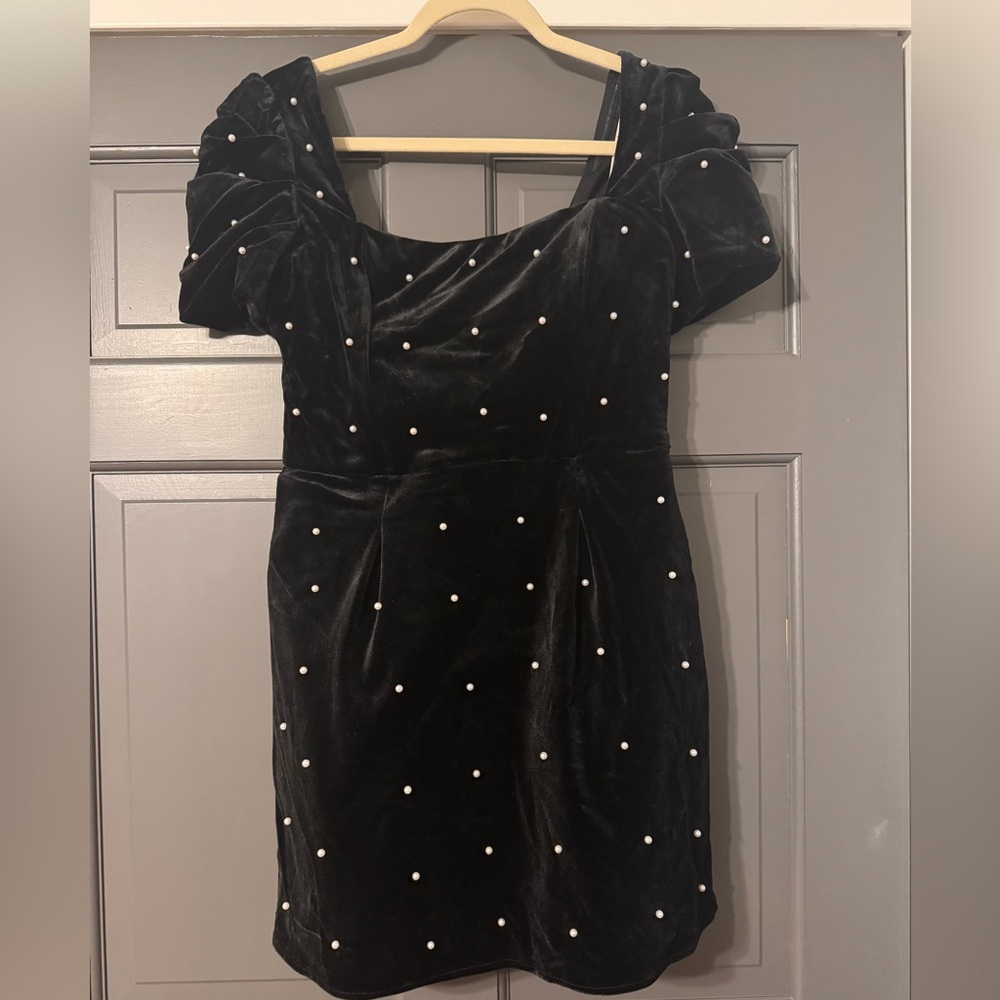 Lulu's Elegant Black Velvet Mini Dress with Pearl Accents